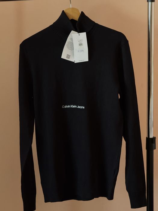 Пуловери Calvin Klein M,XS