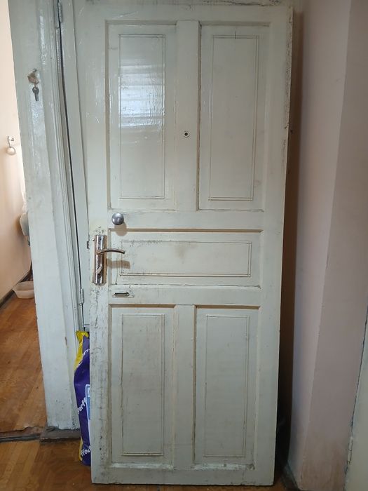 Деревянная дверь