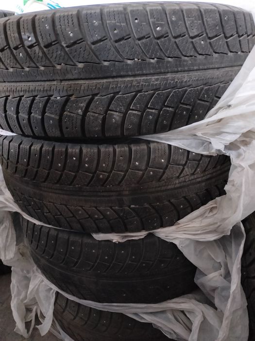 Продам комплект зимней шипованной резины 225/65 р17