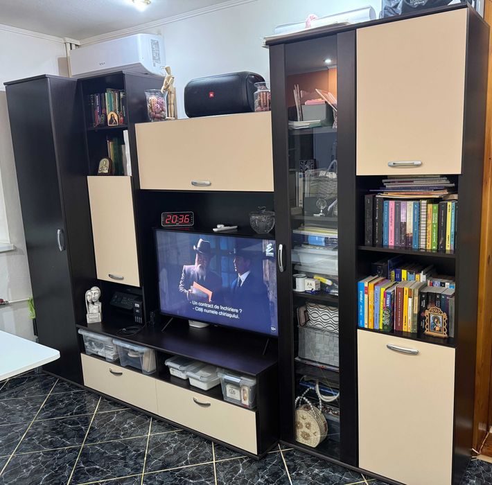 Vand biblioteca in culori venghe + bej, in stare foarte buna