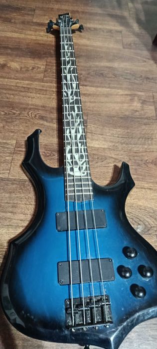 Продам бас гитару Peavey