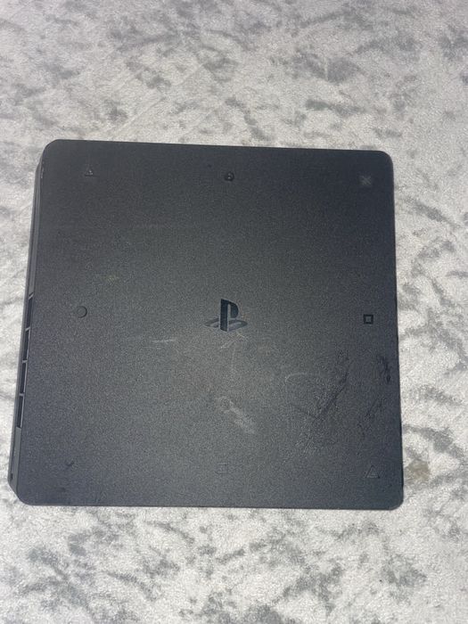 PS4 Slim + 6 jocuri + cablu – stare bună, preț negociabil