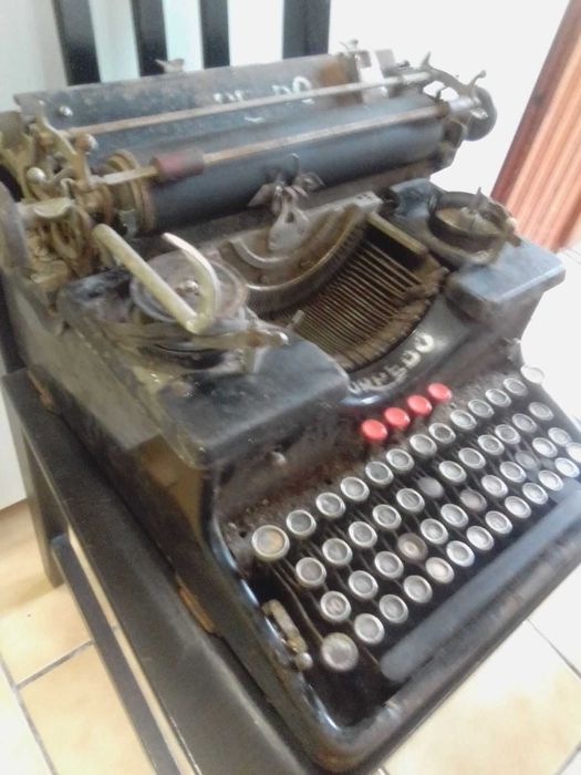 Продавам стара пишеща машина Торпедо.Нужно е да се почисти и смаже.