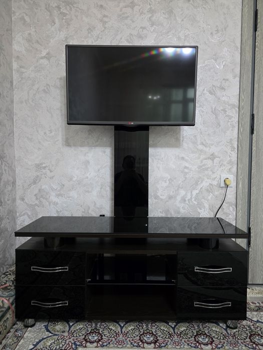 Телевизор Lg 32  и тумба подставка продаётся