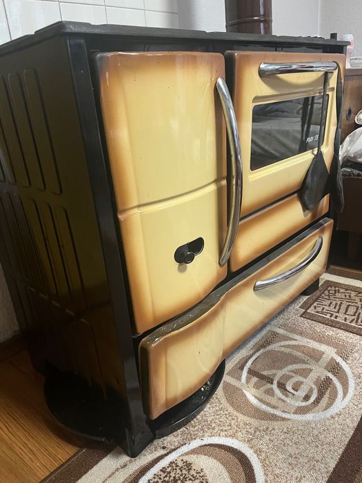 Продавам Готварска печка на твърдо гориво