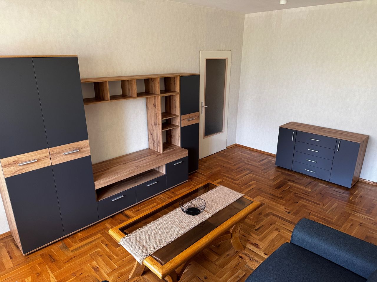 Дава се под наем Тристаен апартамент в Варна, Център - 65 кв.м за 612 € - Снимка #2