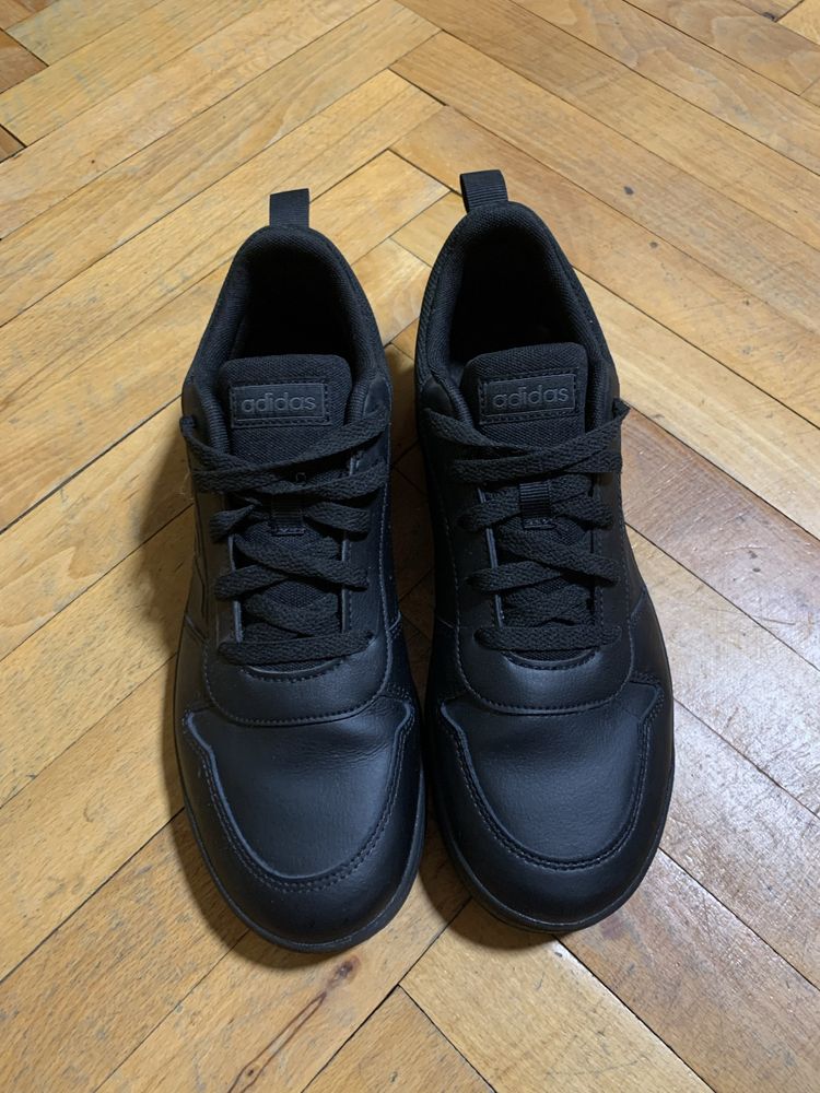 Обувки Adidas.