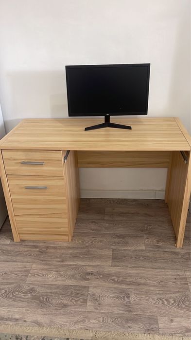 Офисный стол в хорошем состоянии