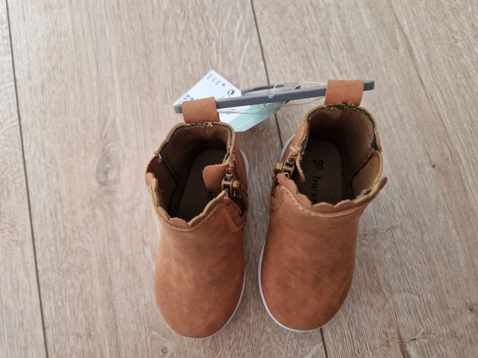 Ghete noi cu eticheta, marime 18