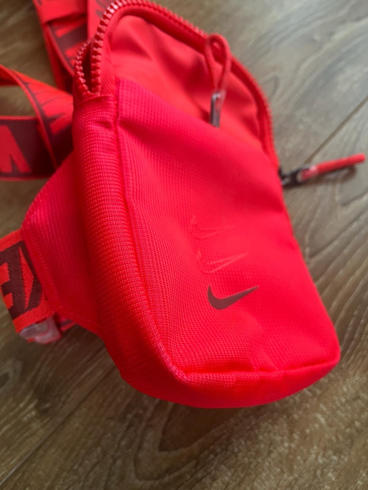 Borseta contemporana Nike, noua fara eticheta, roz neon.