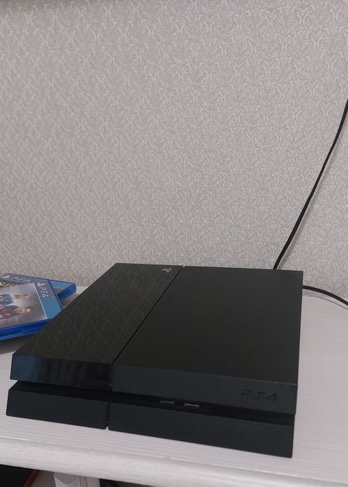 Продаю PlayStation 4