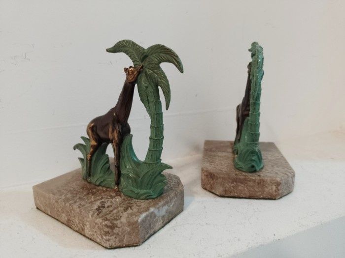 Superbe suporturi organizatoare cărți sculpturi girafe din bronz pe so