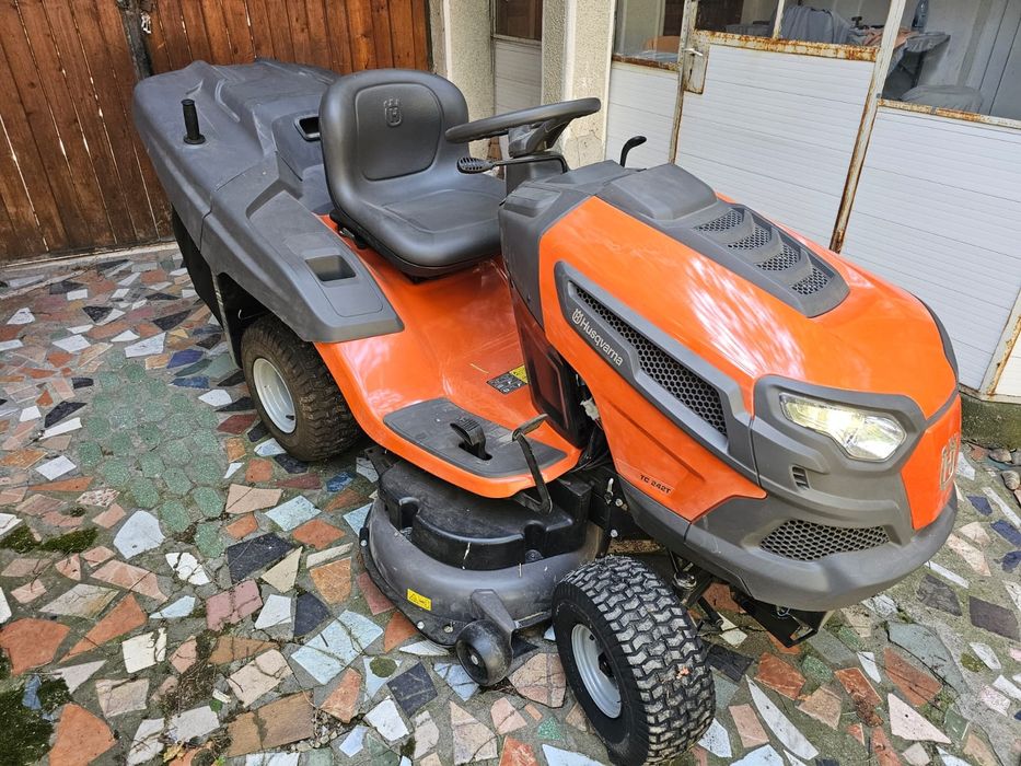 Vând tractor de tuns gazon Husqvarna TC242 – aproape nou, doar 5 ore d