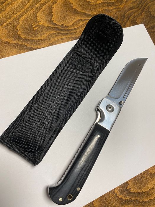 Сгъваем нож с текстилен калъф.