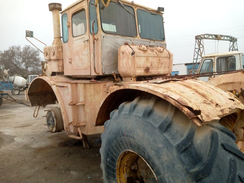 Ka 700 kasemsot traktor sotiladi