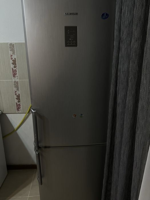 Холодильник Samsung 2-х касепный.