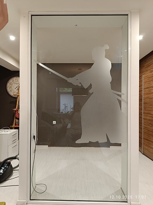 Стъклена витрина със рсмка