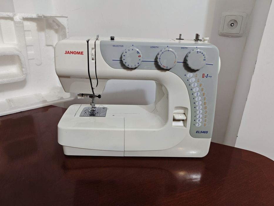 Срочно продам оригинал  швейную машинку Janome