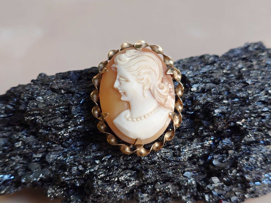 Brosa si pandantiv din aur de 9k  cu o camee frumos executata