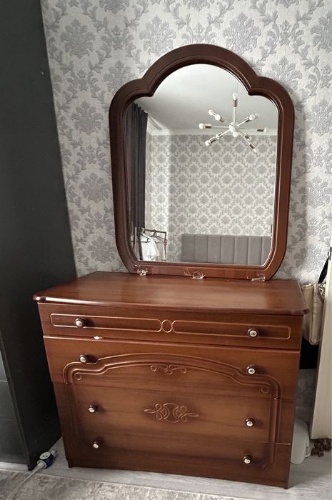 Комод с зеркалом