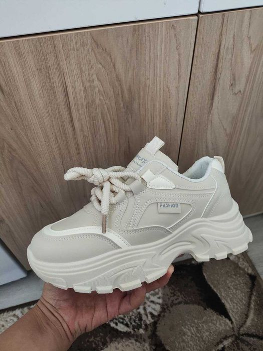 Продаются НОВЫЕ женский КРОССОВКИ