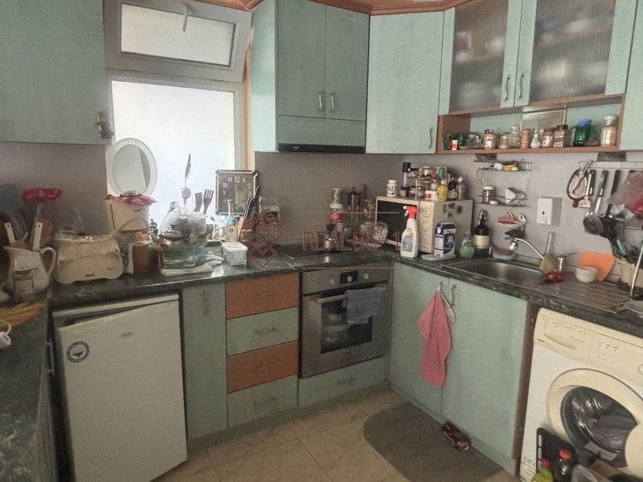 Продава се просторна триетажна къща с морска панорама и поддържана гр