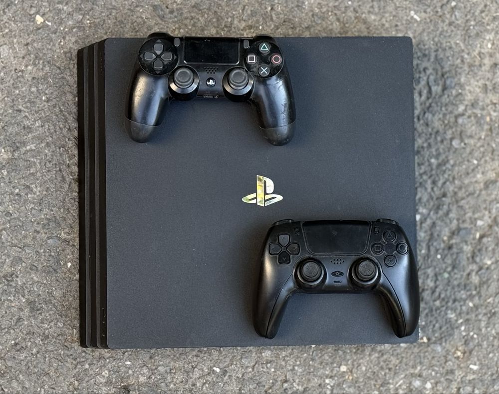 Конзола Playstation 4 PRO, 4K, 1ТВ, Sony PS4 Pro + 2бр. контролера