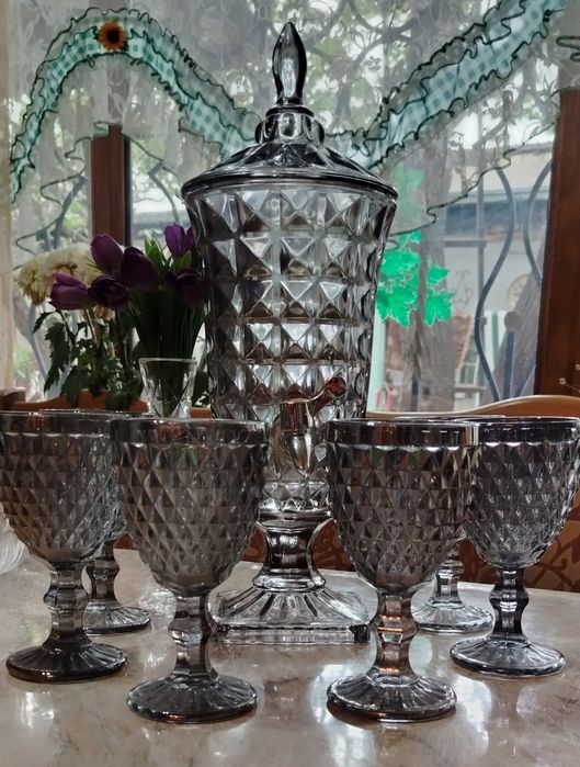 Недорого новый, шикарный  графин "Самовар" с краником и 6 бокалов.