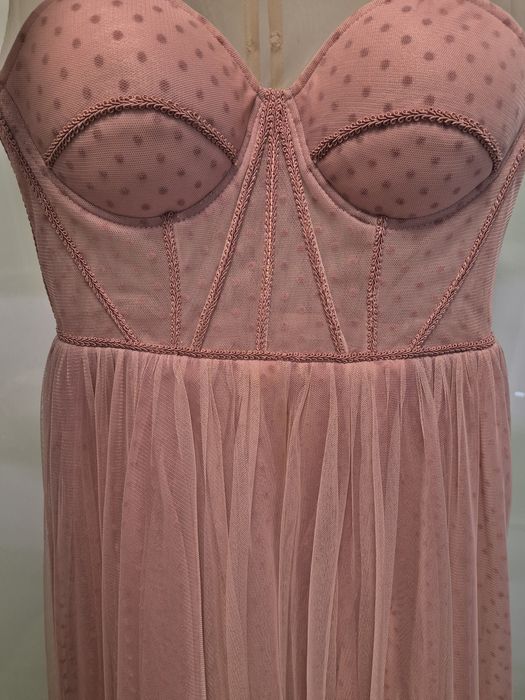 Vând rochie roz din tulle