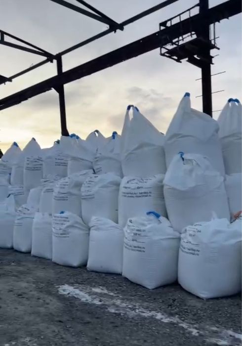 Барит, микрокальцит,  кальцит, сланец (сланцевая крошка