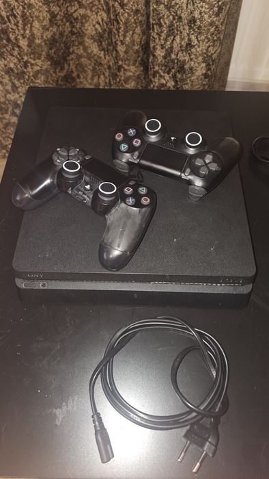 PS4 Slim 500GB + 2 controllere + GTA V + FIFA 21 – gata de joacă!