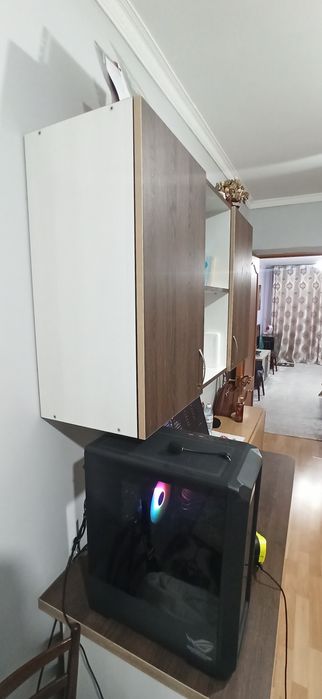 Компьютерный стол и полки