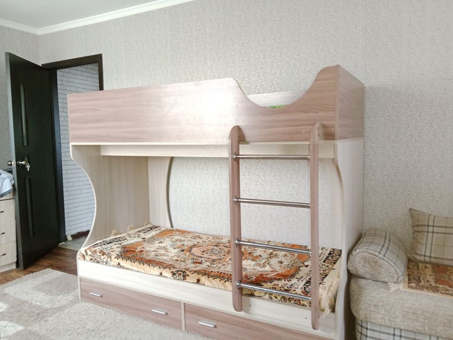 Срочно продам кровать двухярусную.