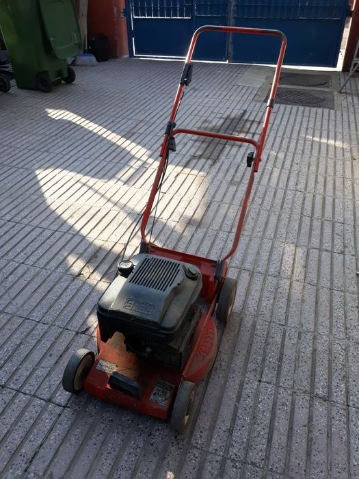 Mașină de tuns iarbă marca SABO preț. 520 lei.