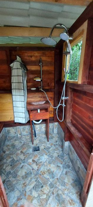 Продава се екологичен проект от 12 710 кв. м. с две нови дървени къщи.