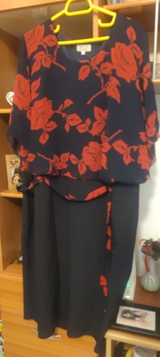 Rochie pe negru și flori pe rosu