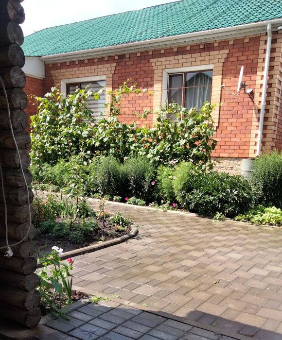 Продам дом в ж м .Дружба 120 м2,на земельном участке 9,5 соток