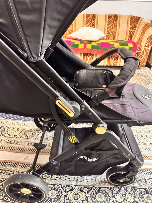 Коляска черная стоит в Каскелене