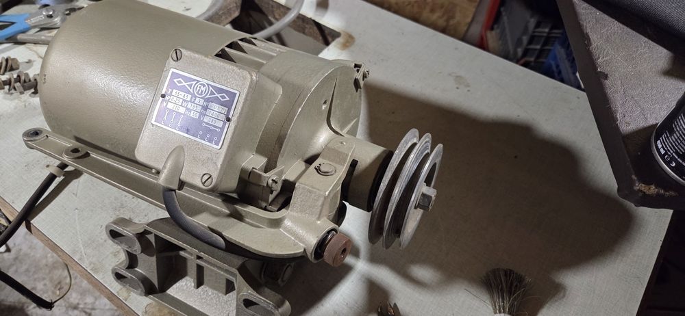 Motoare trifazice pentru masini de cusut.