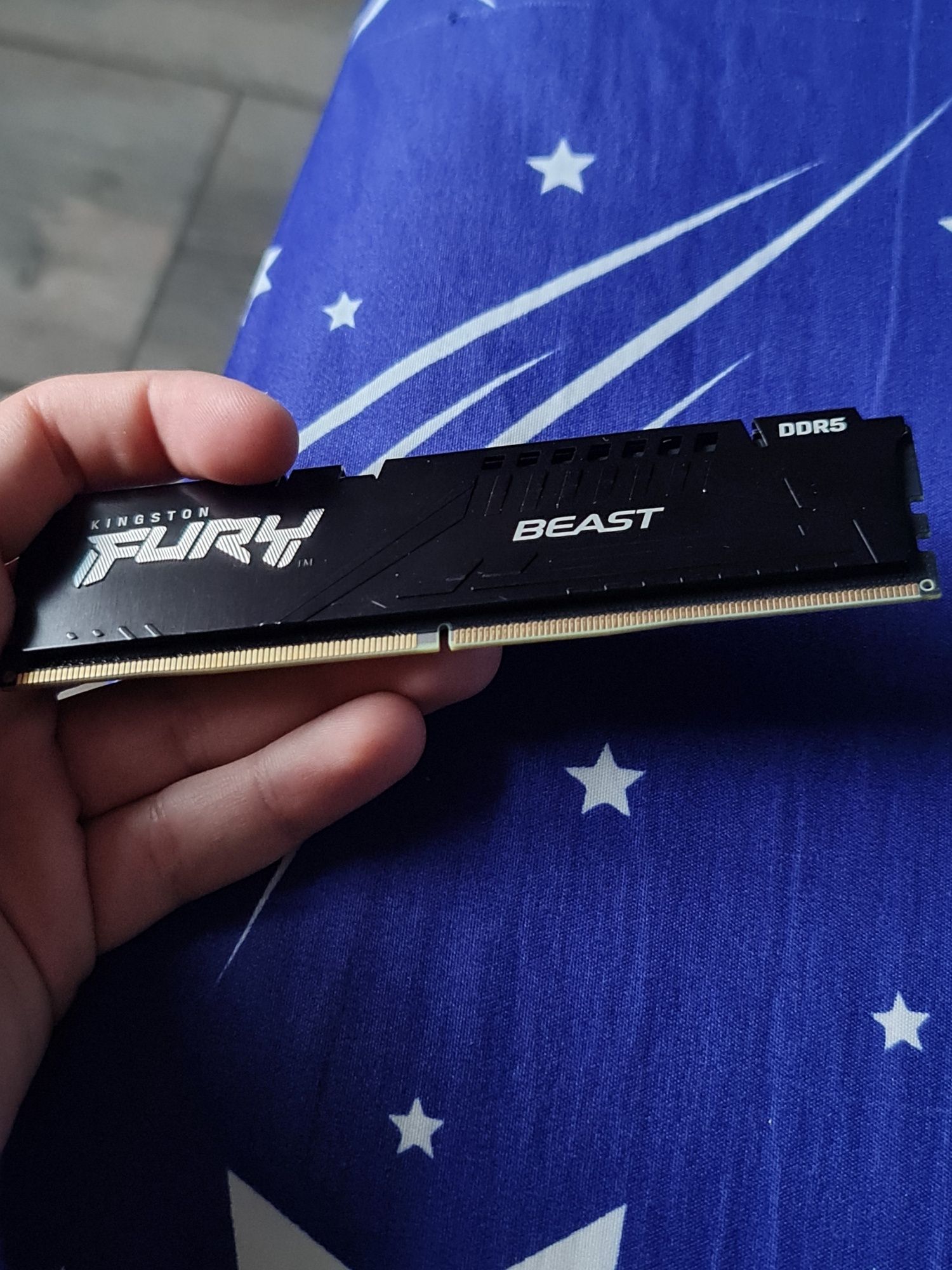 Vând plăcută ram de 16 GB DDR5 (1x)