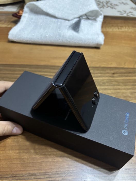 Motorola RAZR 50 ULTRA • 512 GB • 12 GB RAM • ca NOU • Garantie