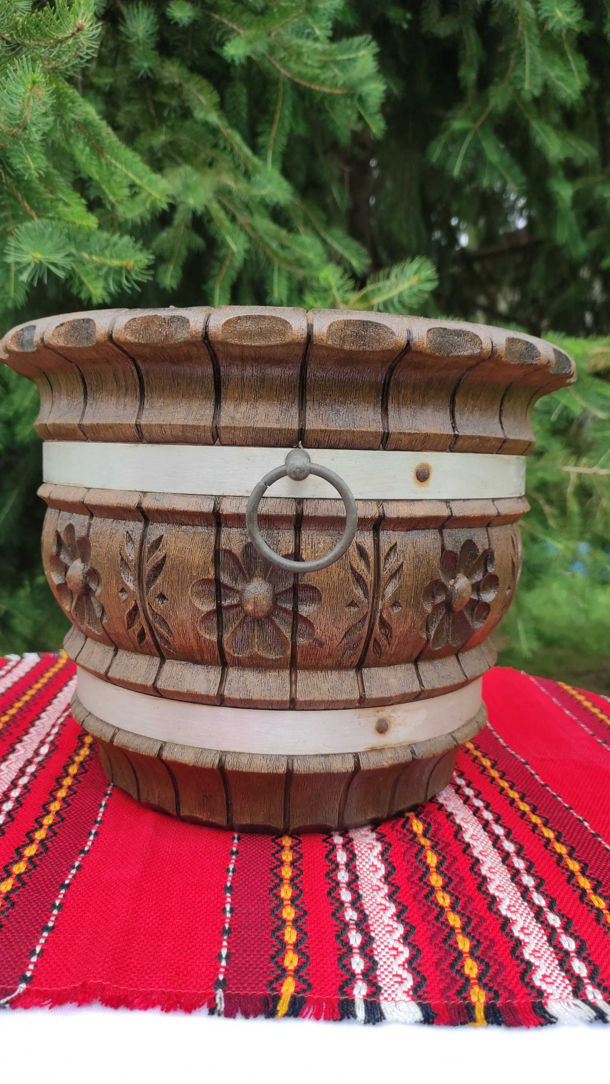 Красиво изработена саксия/кашпа с халки за закачане