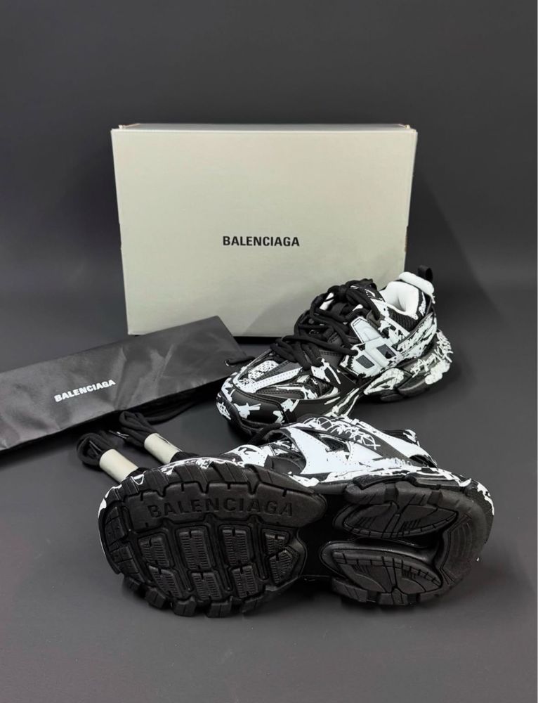 Balenciaga graffiti