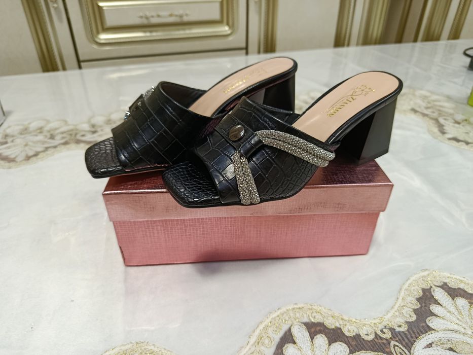 Аёллар туфлиси сотилади