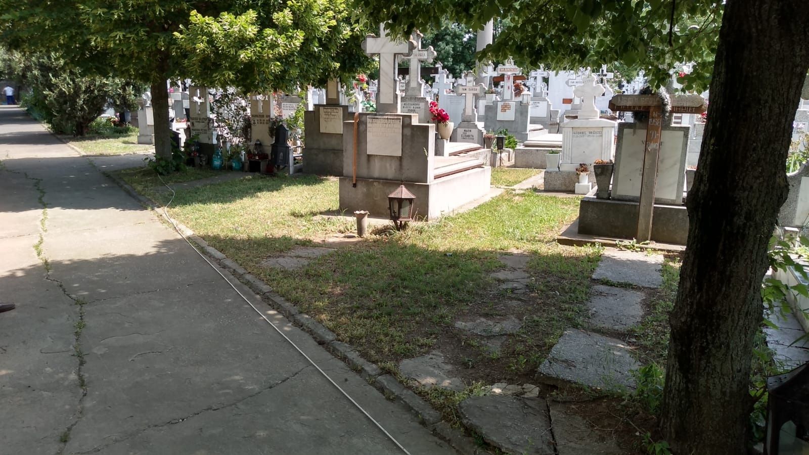 Vând loc de veci în cimitir privat