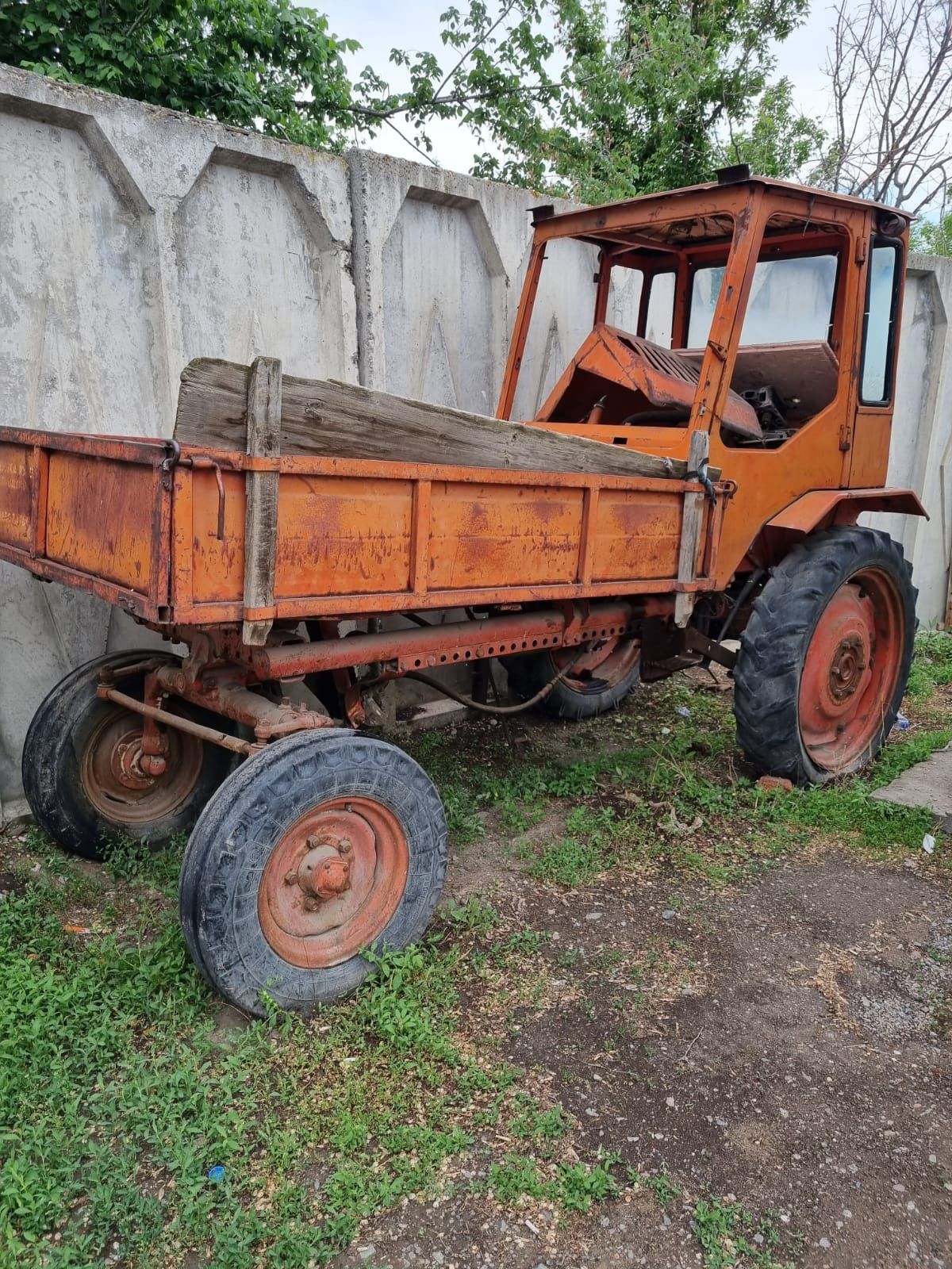 Т-16 сатылады или обмен на опрыскиватель навесной на мтз80