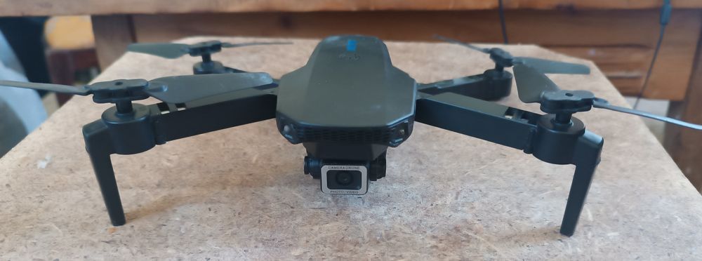 Dronă cu cameră si cu 2 acumulatori