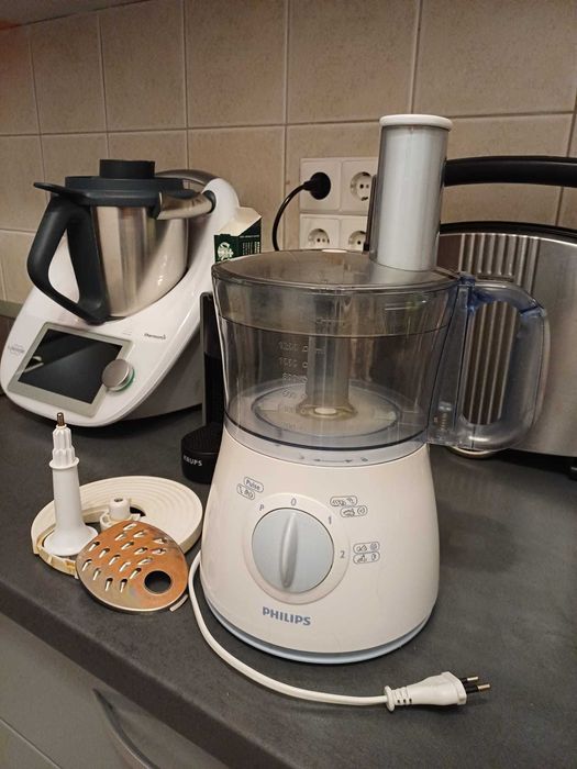 Vand pachet: robot bucatarie, blender, storcator fructe si tocator