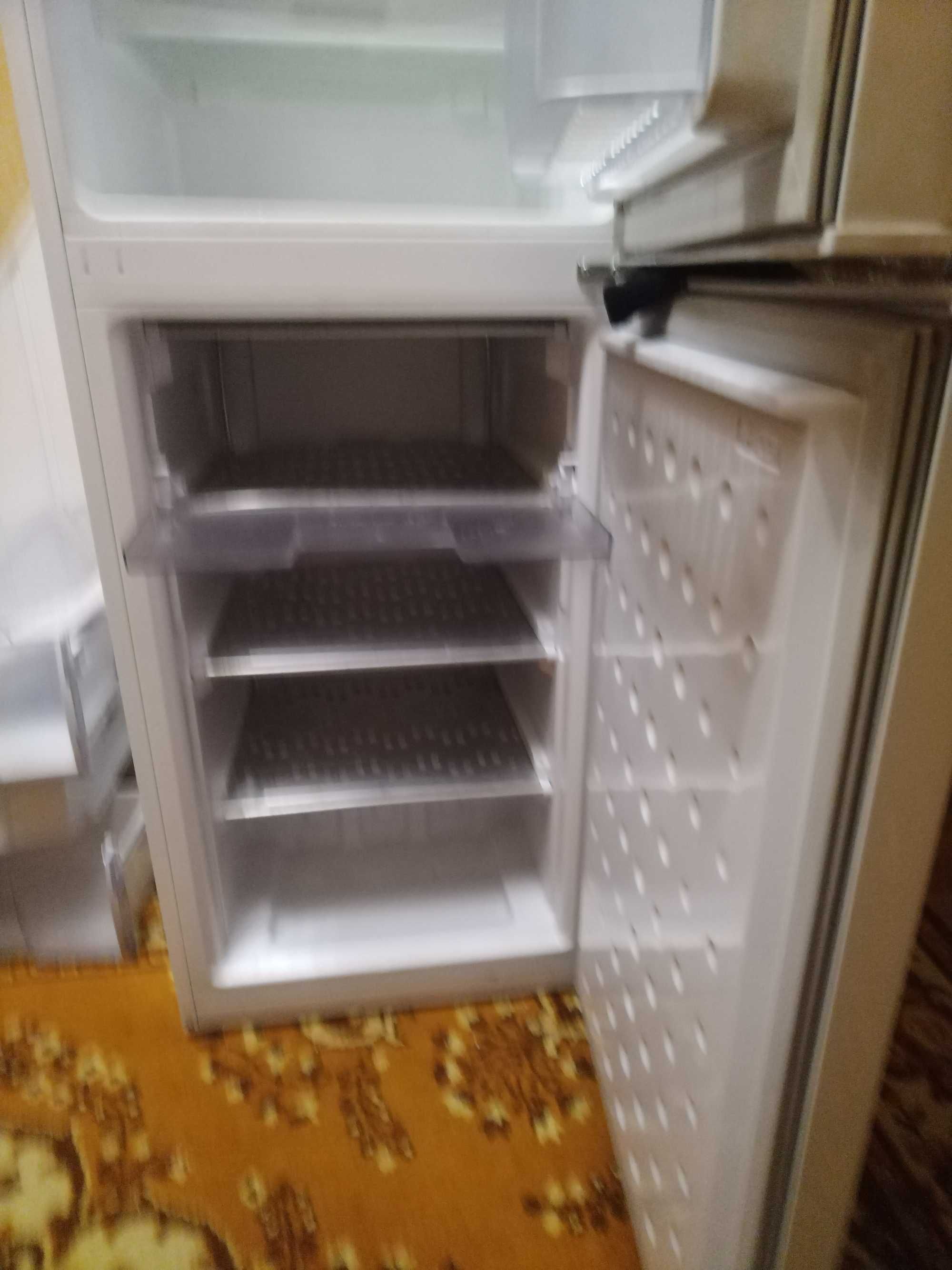 Продается двухкамерный холодильник BEKO CS 335020