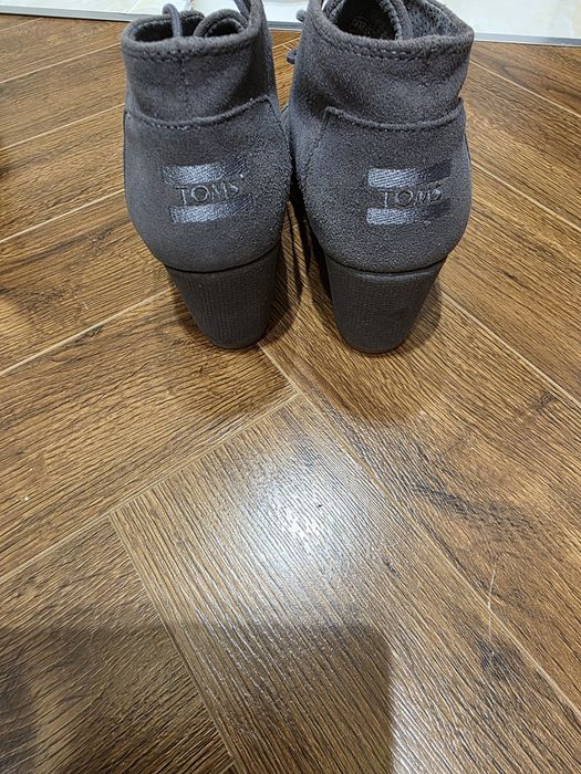 Продам женские ботиночки. Серого цвета. Замшевые. TOMS